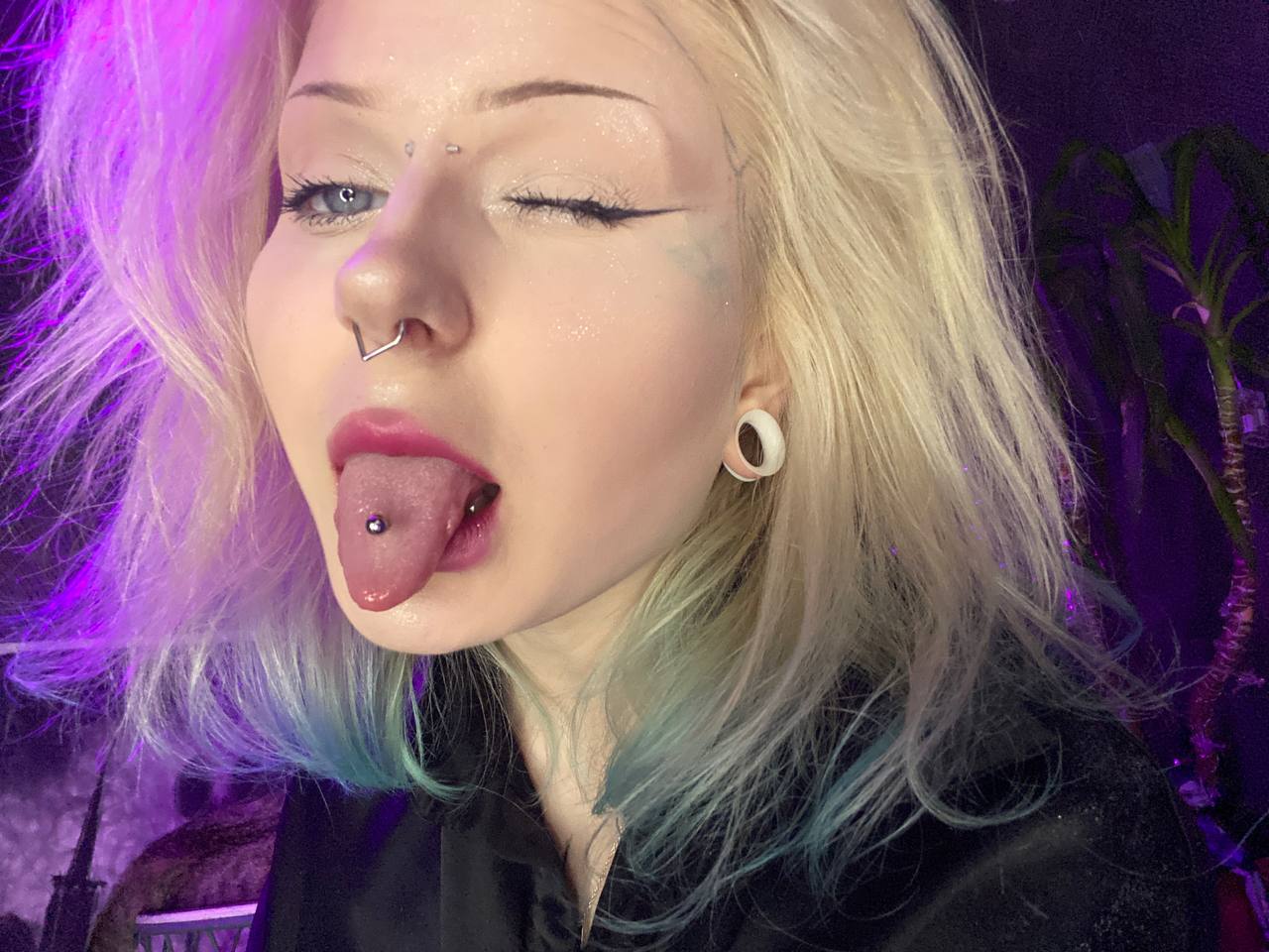 goth-bimbo first broadcast)) I know you're tired of waiting image: 1