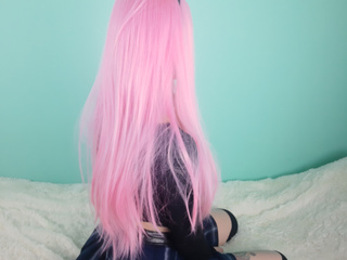 С розовыми волосами