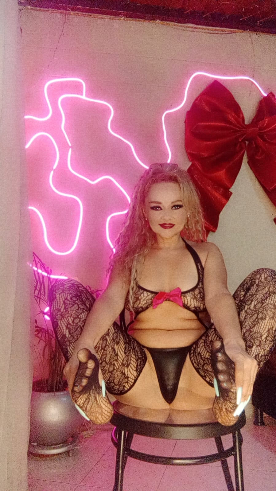 Aleja_Fox Tip ​my ​toy! ​Make ​me ​scream ​your ​name & ​vibrations ​HIGH! ​Who'​s ​in ​control? image: 1