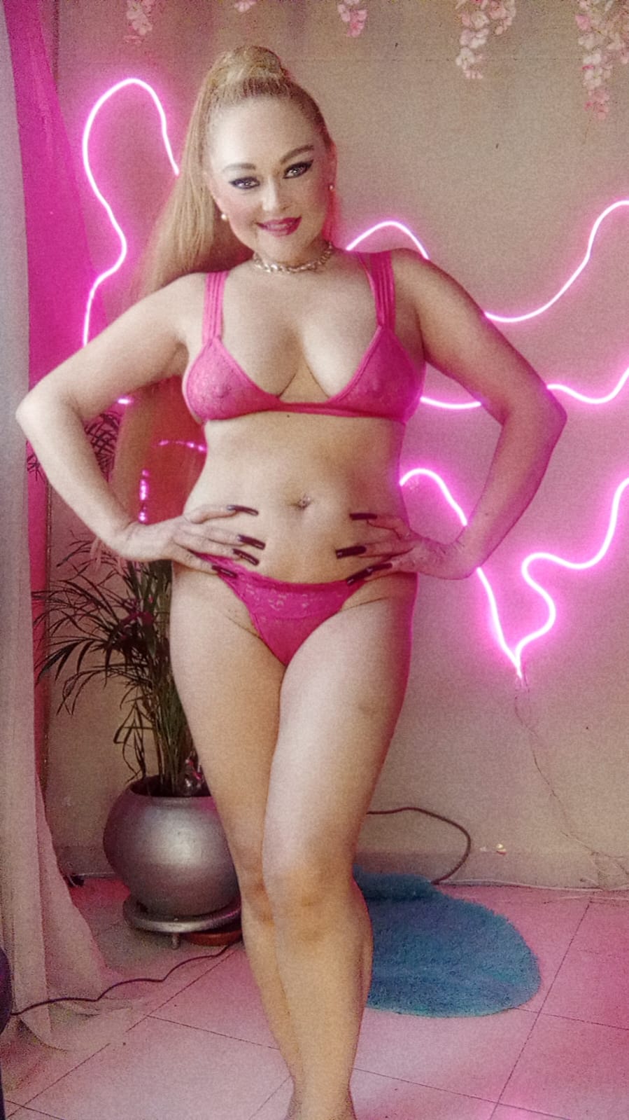 Aleja_Fox Touch me with tis vibrations and make my pussy have cream💦💦 image: 1