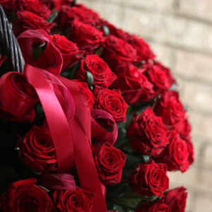 Подарить цветы/To give flowers
