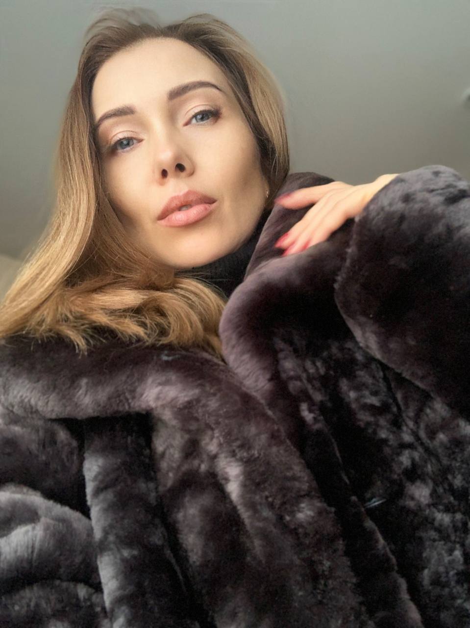 RussellTara I like to do shows in fur coats image: 3